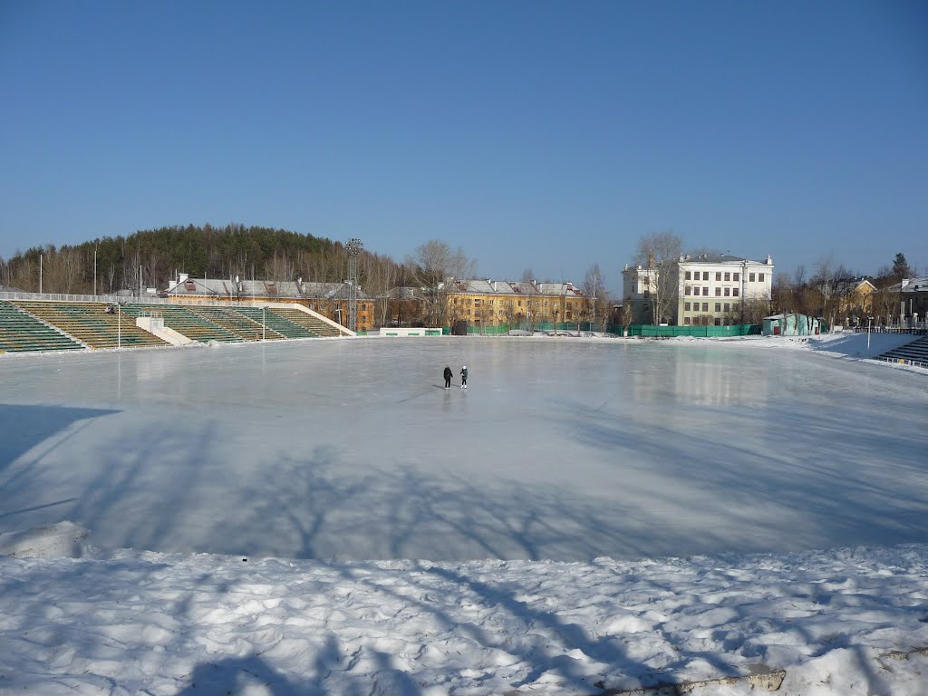 Каток на стадионе Новоуральска / Ice skating rink at the stadium Novouralsk
