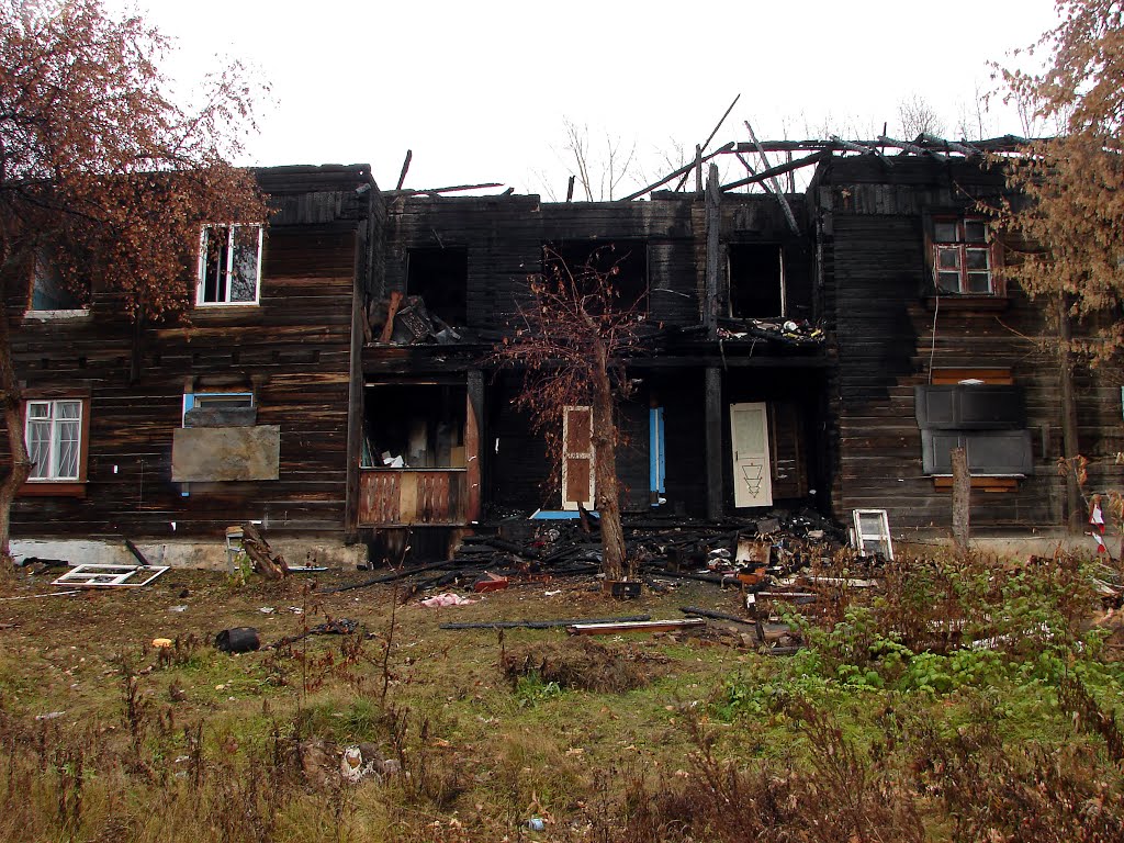 Алапаевск. 2013 г. Общежитие станкозавода после пожара