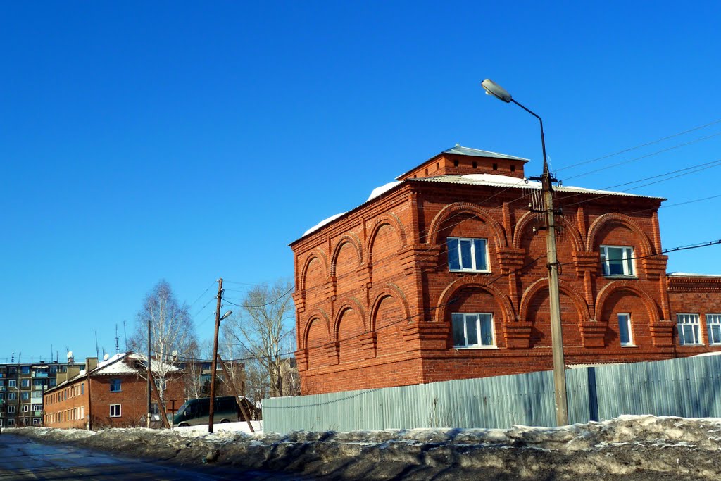 Артёмовский. Напоминает Е-бургские цыганские дворцы.