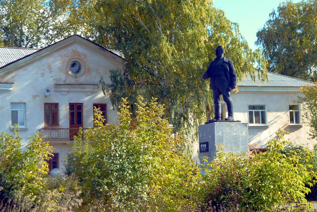 Артемовский. Памятник тов.Артему.
