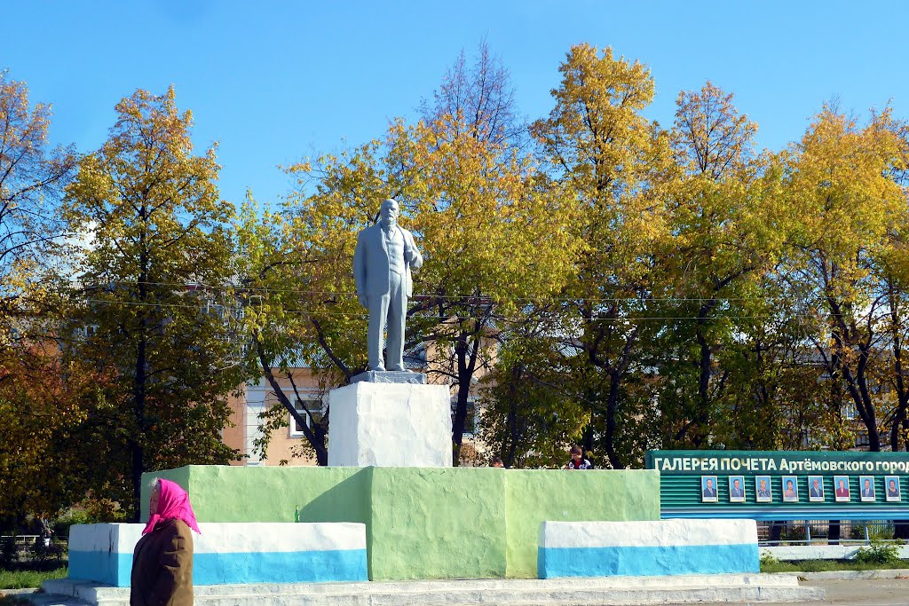 Артемовский. Ленин на площади.