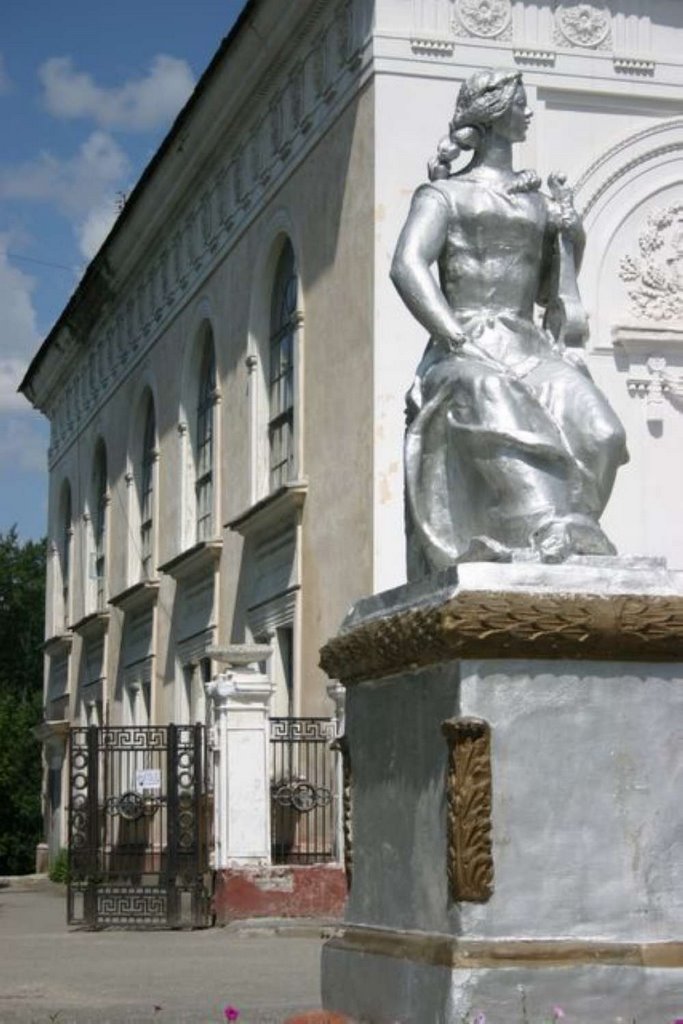Скульптура возле ДК
