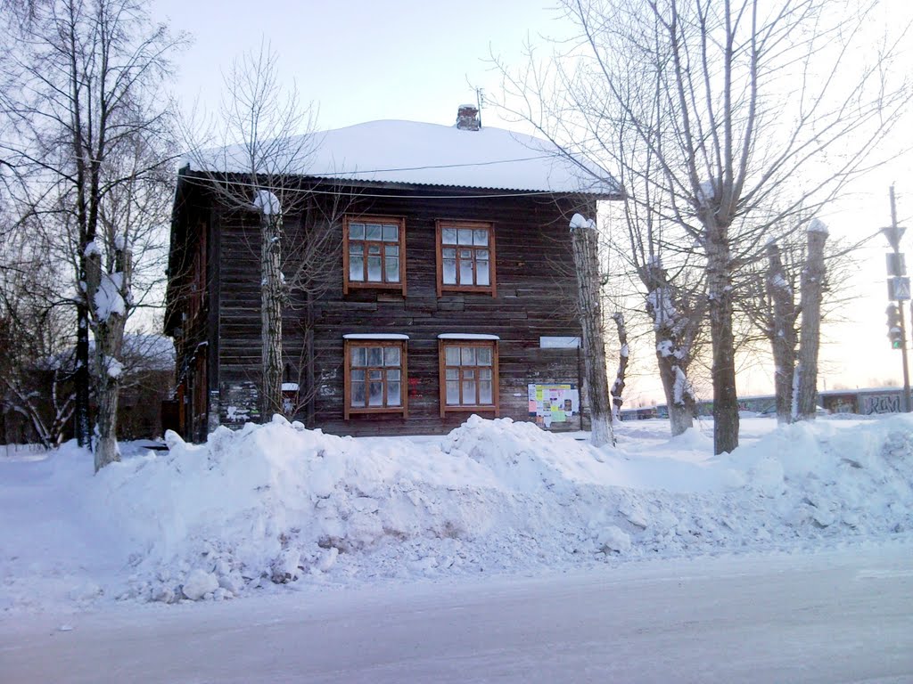 Берёзовский. Барак на ул.Театральной. Странно, что еще не сгорел...