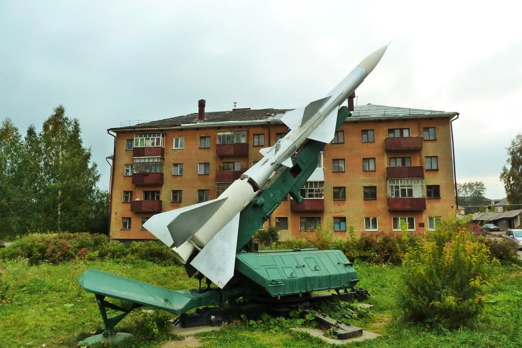 Верхний Тагил. Зенитная ракета С-75 возле памятника ВОВ.