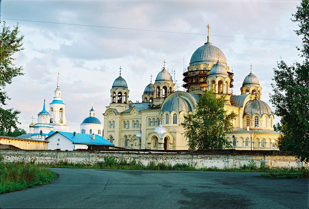 Крестовоздвиженский собор (1905—1913) Николаевского монастыря (основан в 1604) в Верхотурье