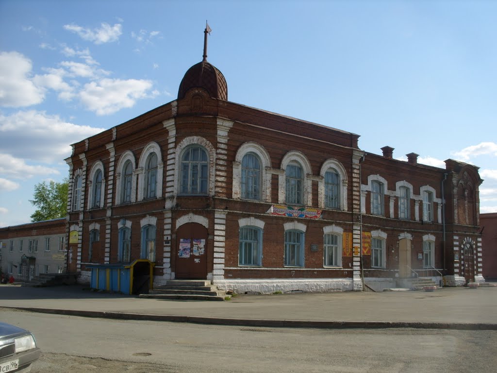 Здание на центральной площади Верхотурья.
