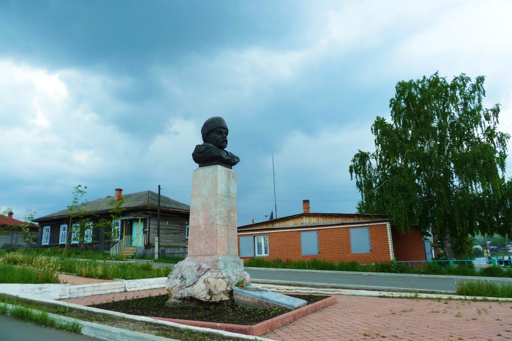 Висим. Памятник Д.Н.Мамину-Сибиряку (1852-1912).