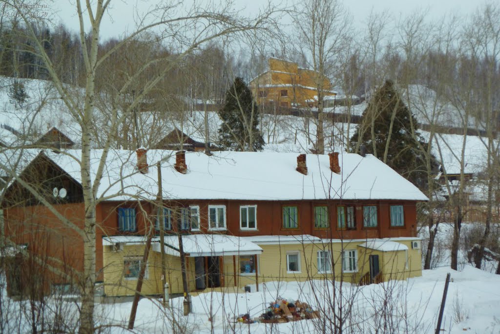 Дегтярск. Здание на холме.