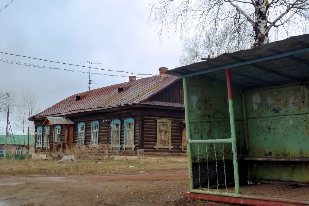 Зыряновский. У остановки.