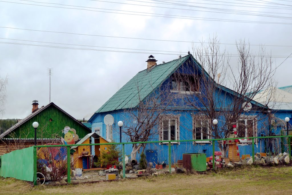 Зыряновский. Дом - детская площадка.