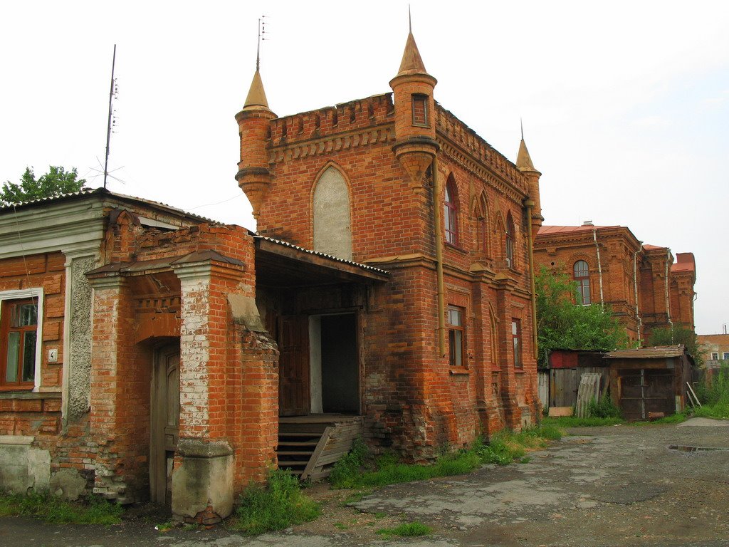 Домик с башенками