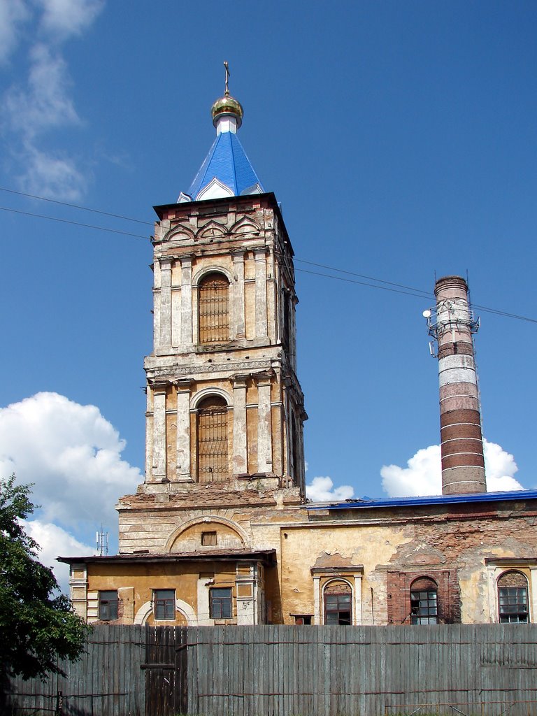 Церковь и завод. 2009 г