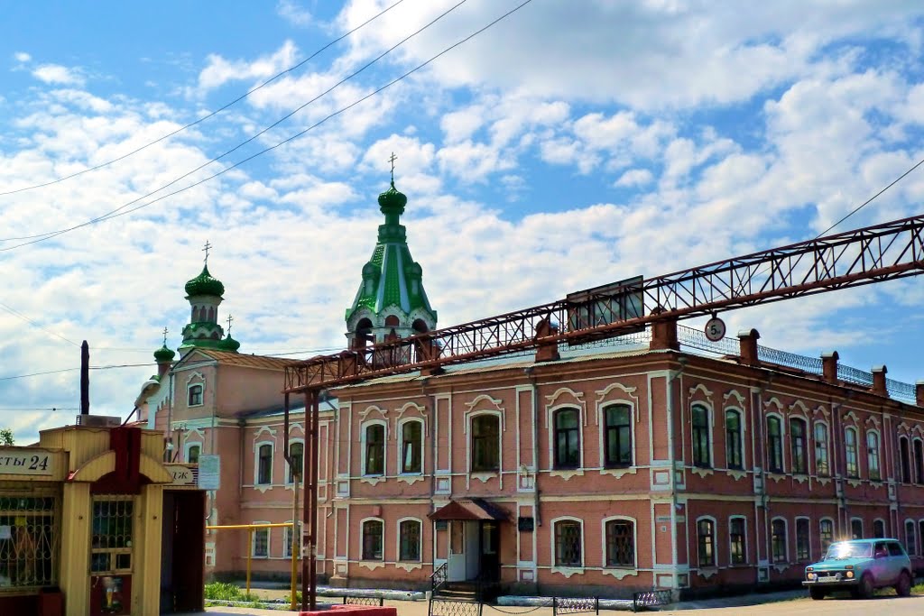 Камышлов. Педучилище за ним храм.