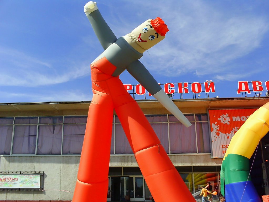 На площади.