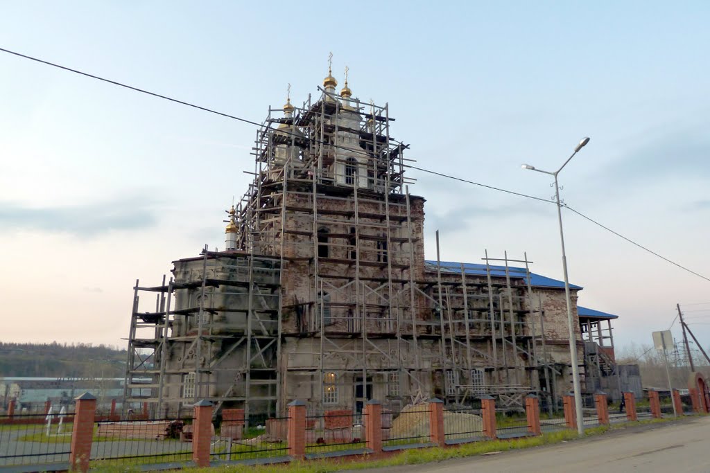 Карпинск. Введенский собор в лесах.