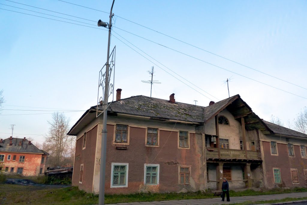 Карпинск. Дом с балконом.