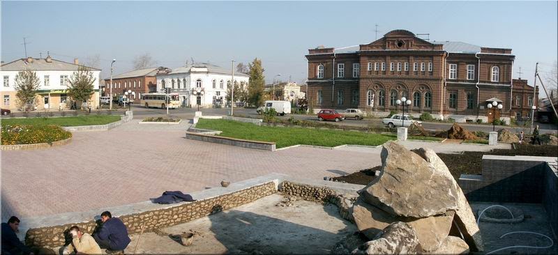 В центре