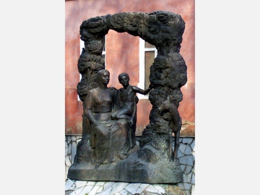 Памятник, около школы искусств