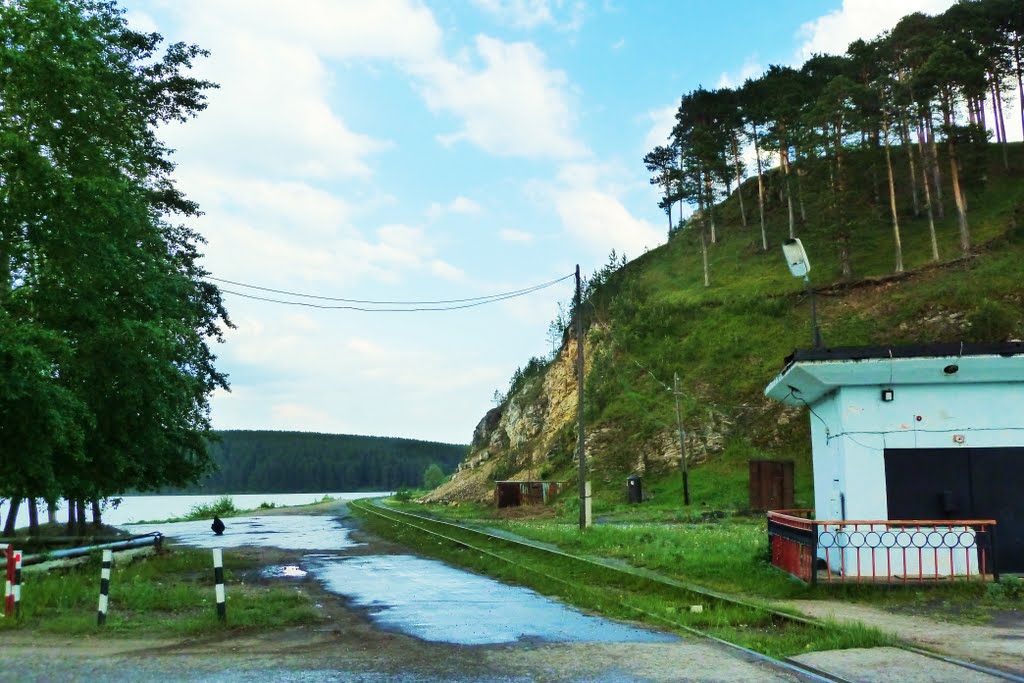 Михайловск. ЖД через пруд.