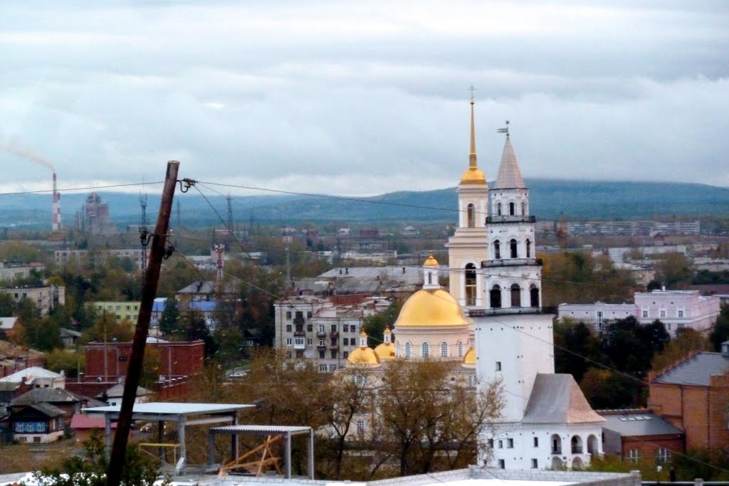 Невьянск. Вид на собор и падающую башню  с левого берега Нейвы.