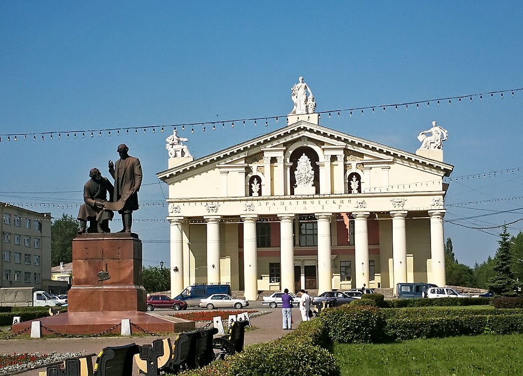 Памятник Черепановым и драматический театр в Н.Тагиле