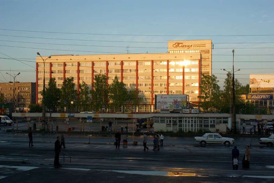Вид на Привокзальную площадь, гостиницу "Тагил", автостанцию "ЖД вокзал" / View of the Privokzalnaya square, the hotel "Tagil", the bus station "Railway station" (13/06/2008)