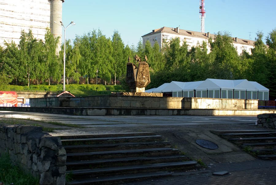 Цветомузыкальный фонтан с рельефами об истории края / The light-and-music fountain with reliefs about this region history (13/06/2008)