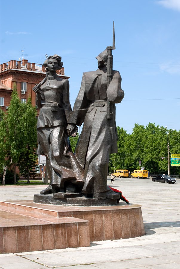 Памятник первым комсомольцам города "Молодость Страны Советов" / Monument to the first members of the Komsomol of Nizhny Tagil "the Youth of the Country of Councils" (13/06/2008)