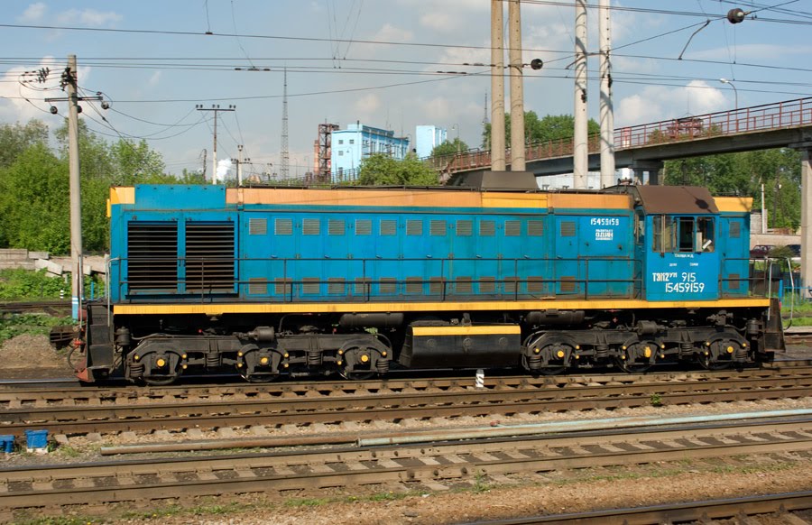 Тепловоз маневровый ТЭМ2УМ-915 на станции Нижний Тагил Свердловской ЖД /The shunting diesel locomotive TEM2UM-915 at station Nizhni Tagil of Sverdlovsk division of RZD (13/06/2008)