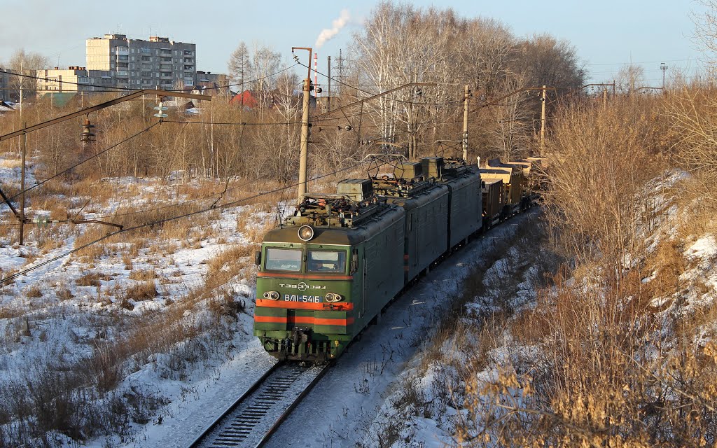 Электровоз ВЛ11-541, перегон Смычка - Нижний Тагил, город Нижний Тагил, Свердловская ЖД, Свердловская область. Фото сделано 09.01.2012