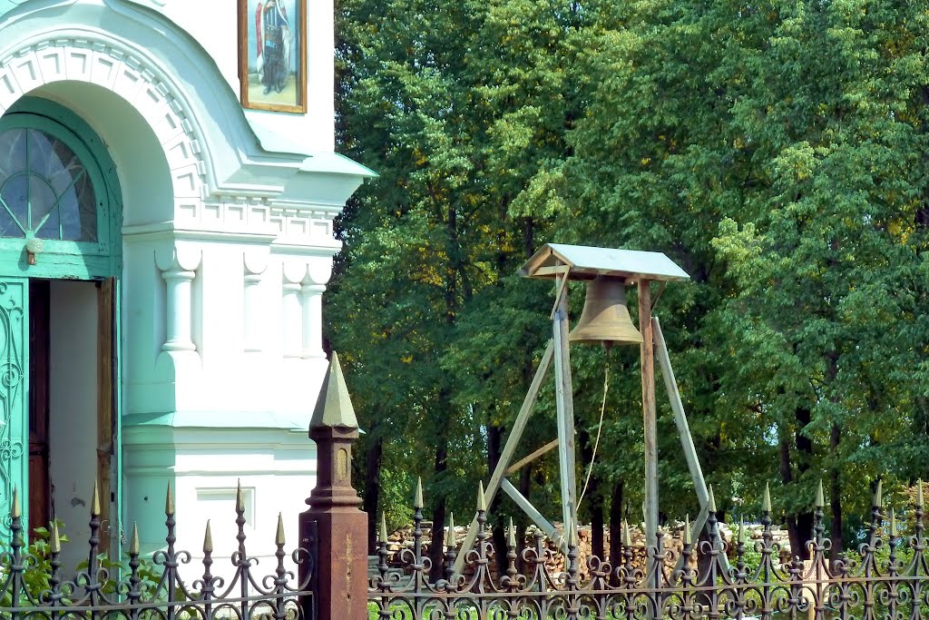 Нижняя Салда. Колокол возле храма Александра Невского.