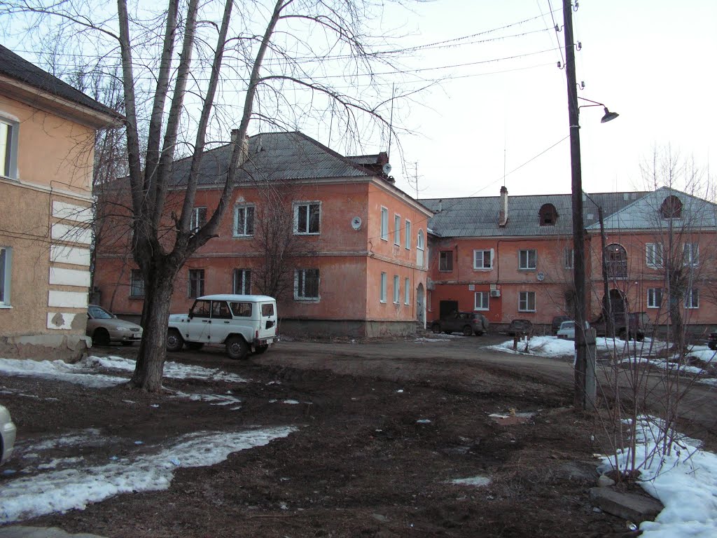 Во дворе. Апрель 2014