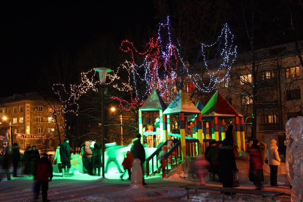 Новогодние аттракционы на пл. Победы. New Year playground on the main square