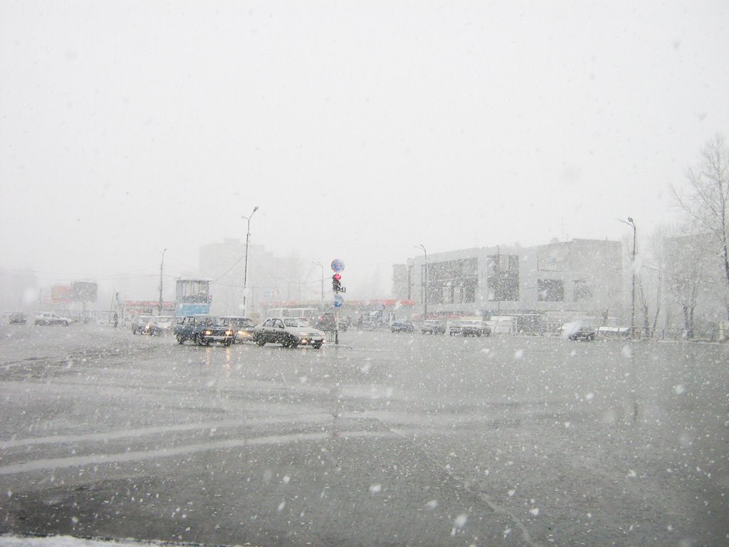 Первомайская пурга. Перекресток у рынка. Snowstorm on May 1, 2009. Marketplace crossing