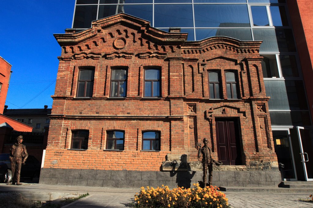 Implantation of XIX century wall into a modern mansion.