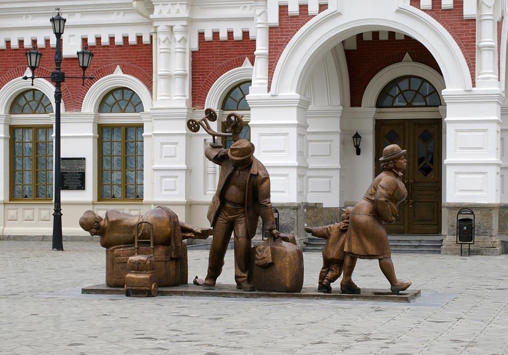 Памятник "Отъезжающие" / Monument Driven-off (17/09/2006)