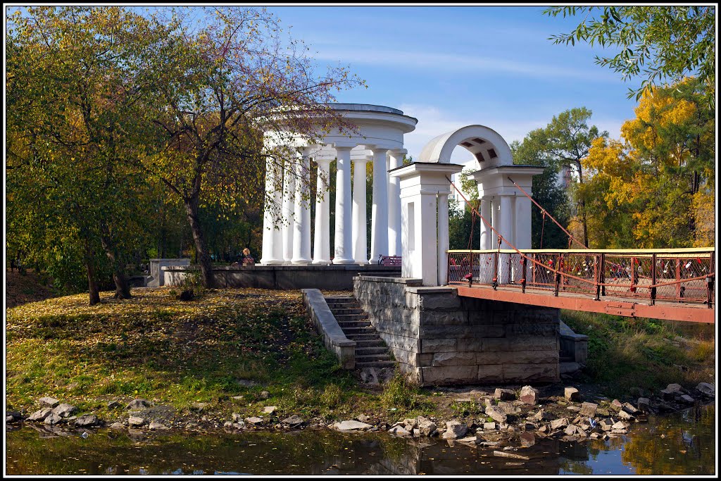 Осенних дней последнее тепло...