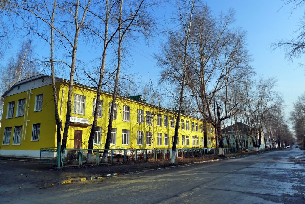 Североуральск. Желтый дом.