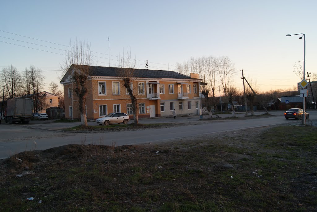 Город Среднеуральск. Перекрёсток улиц Калинина и Ленина. май 2014 года