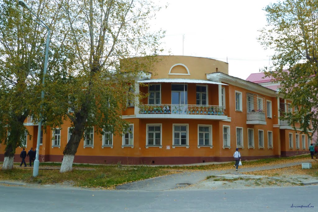Среднеуральск. Угловой дом.