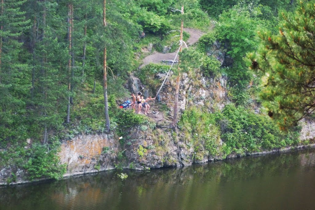 Сухой Лог. Дети на тарзанке.