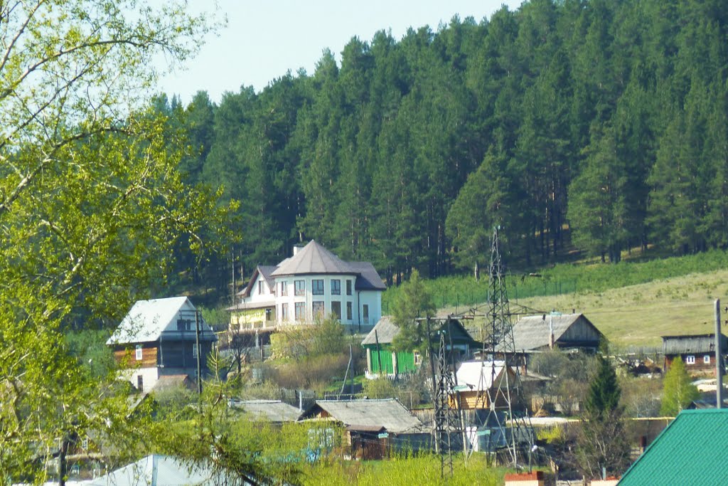 Сысерть. Круглый дом на холме.
