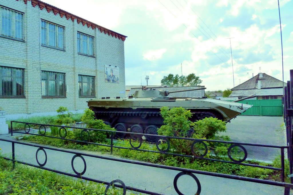 Талица. БМП у комиссариата.