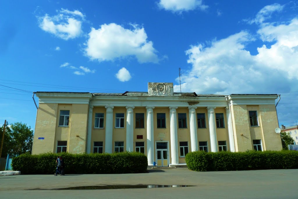 Талица. Ленина,71. Вроде администрация, а флага нет, анархия.
