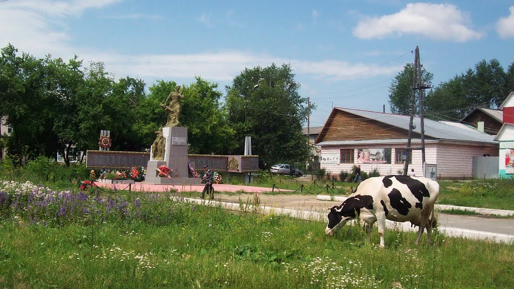Корова и памятник, площадь пгт. Тугулым