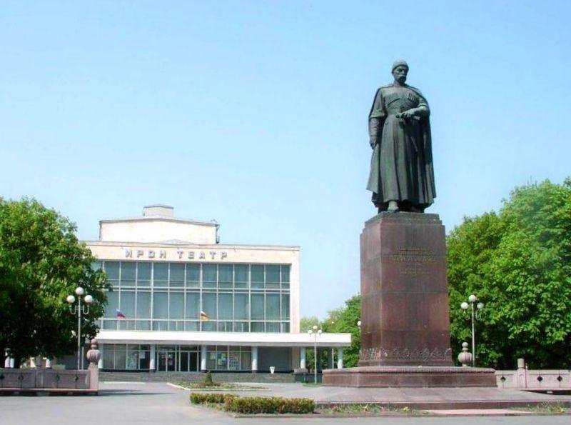 Памятник К.Л. Хетагурову перед зданием осетинского театра. Владикавказ. Июль 07 год 2006