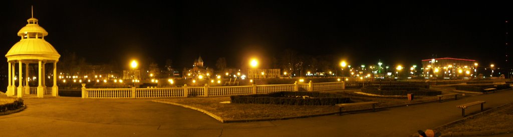 Панорама ночного Владикавказа на набережной Терека