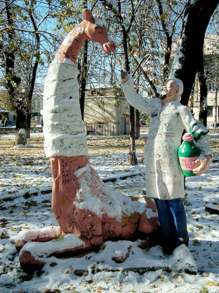 Доктор Айболит лечит  жирафа