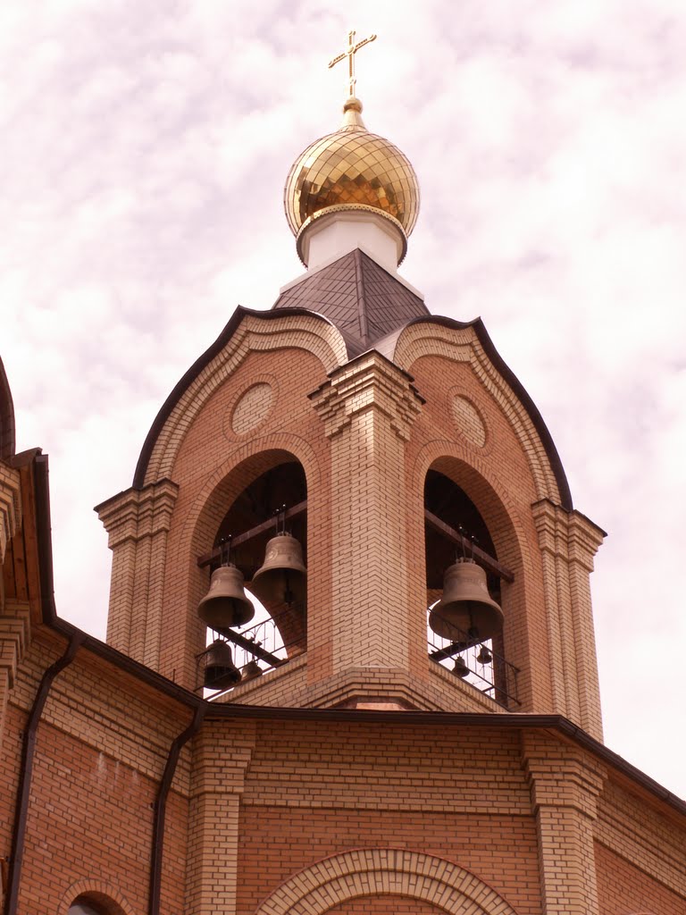 Колокольня и золотая маковка...