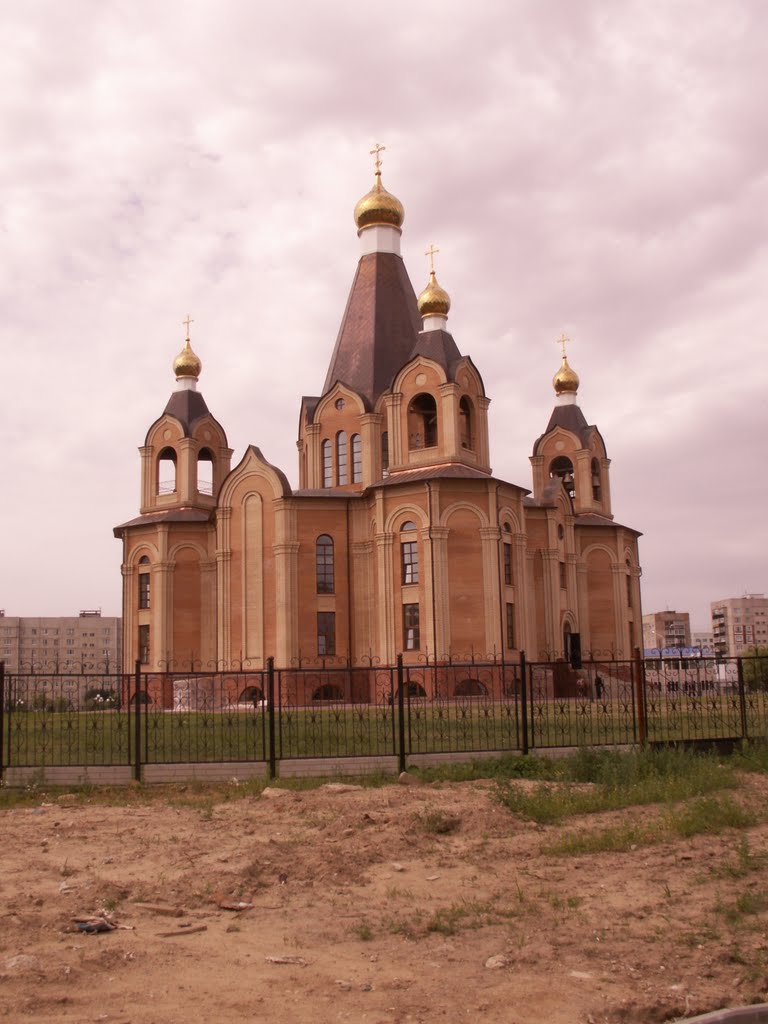 Новопостроенная соборная Скорбященская церковь в Десногорске Смоленской области...